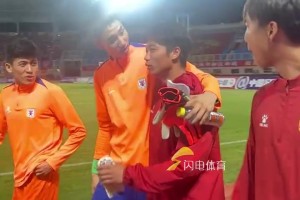 于金永谢文能与老相识握手互相问候，问候太到位了😂