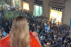 那不勒斯女球迷掀衣送福利：爸爸，对不起，但承诺就是承诺！
