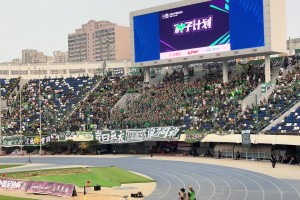 实拍：国安球迷整齐划一的助威声直接震惊了石家庄球迷😱