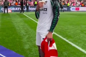 德兰2-1谢菲尔德联重返英超，贝林厄姆的弟弟乔布向球迷挥手致意