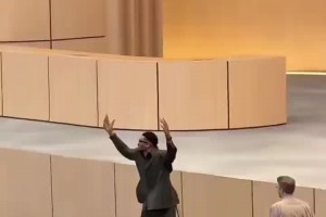 越走越近了？字母哥现身湾区参加活动 接受勇士球迷欢呼👀