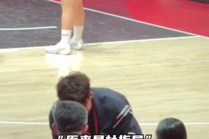 广东球迷看过来！耐高决赛现场赵睿一脸笑意奔着杜导就过去了😄