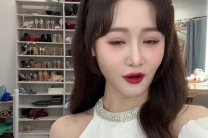 美女主播果果：今天的唐斯不仅仅是硬糖 还是棒棒糖~