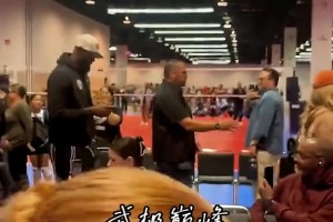 被好友魔术师扑克牌藏蛇，硬汉巴特勒也有被吓倒地的时候！