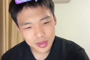 放飞自我了！麦克托米奈在那不勒斯的夺冠游行中非常松弛