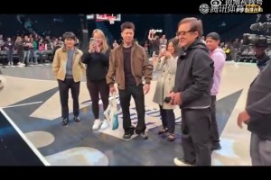 大哥的气场！成龙现身WNBA赛场，与“女库里”约内斯库合影