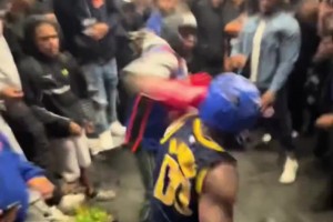 🤣这不比场上好看？尼克斯&步行者球迷赛后直接1v1拳击🥊