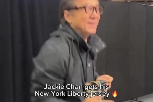 🤣肌肉记忆！成龙这几下空气运球像是进了家具城