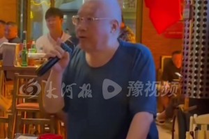 不离不弃！国足输球，球迷送韦世豪一幅画