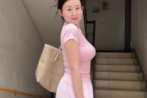 前同曦球员焦恩格尔娇妻，身材真不戳👍