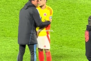 懵了吧！斯卡洛尼：迪亚斯你过来，我给你讲讲阿根廷的弱点🤣