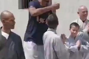 下赛季我给你来个这个？文班在少林看样子没少练腿法啊😂
