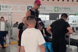 结束修行！文班亚马在郑州东站过安检，这真的是鹤立鸡群啊！