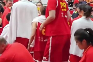 张子宇一不小心就是一个“肘击”，左手防住了...右手没料到😂