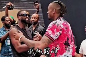 笑的嘴都合不住了！韦德与魔兽在活动中相遇拥抱寒暄~