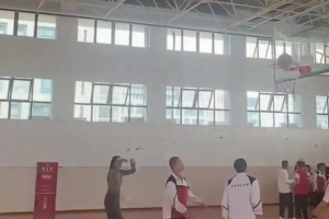 你弟新赛季去哪？字母哥哥这个单手指运球真骚啊