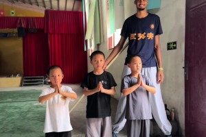 少林寺童子功震惊文班！小孩哥半年后：不知我徒弟NBA打怎样了