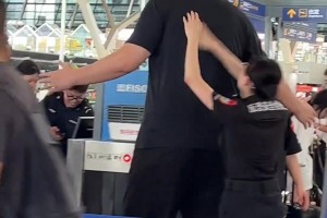 机场女安检员搜身姚明 网友：大姚想藏点东西也很难啊🤣🤣