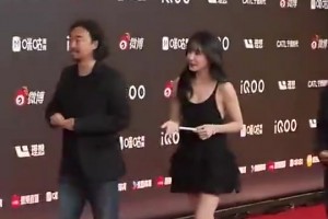 美娜此前和峰哥一起出席活动，这身装扮真的可以哦！😍