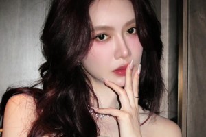 美娜晒视频：今天不是53，是35了😍
