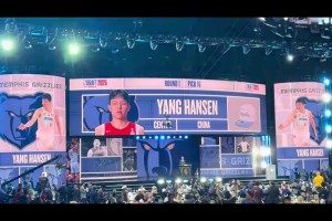 杨瀚森激动坏了！在被选中后与太阳新秀马卢阿奇庆祝