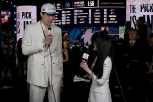 很激动！杨瀚森被选中后 和前方美女记者孟超交谈：被吓到了😆