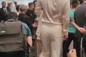 杨瀚森现身选秀大会现场 外国球迷们争相与其合照😍😍😍