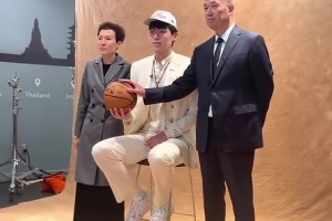 人生最美好的回忆之一！杨瀚森拍摄定妆照，父母伴其左右