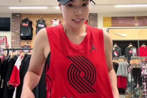 女网友上身杨瀚森开拓者球衣：我是全网第一个穿上16号的球迷哦