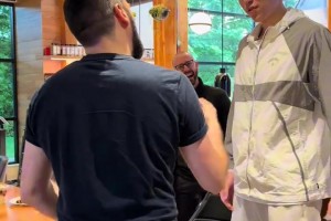 惬意social一下~小杨英文虽然差有这样的环境一定会变好的
