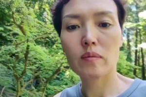 杨瀚森妈妈回应球迷：我照相从来不笑，就这习惯！！
