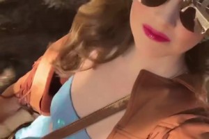 在电视中报道杨瀚森🥰开拓者美女记者布伦娜-格林的靓丽穿搭~