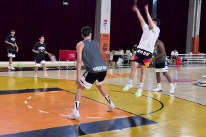球迷晒和杨瀚森单挑：NBA首轮16号秀，说打也就打了🤣🤣