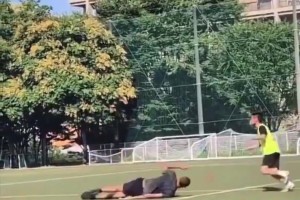 真敢做动作！文班休赛期踢足球倒钩，马刺管理层看完心里一惊😂