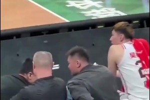 CBA名场面！此前一辽宁球迷在看台大骂：朱芳雨我CNM😳