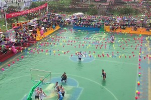 名场面😮！肯巴-沃克NCAA超级后撤步晃倒对手命中绝杀