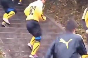 如何评价日本高中足球体育生在阶梯上训练腿部力量🫠