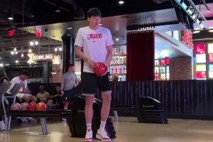 队友关系挺好！杨瀚森到赌城后先和大家到保龄球馆玩了一趟😆