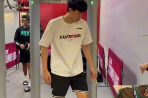 即将迎来首秀！杨瀚森拎着LV包包抵达夏联现场