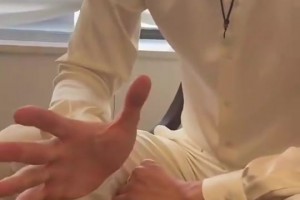 杨瀚森有如此巨掌，怪不得能轻松送出妙传！😂