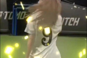皇马女球迷穿着姆巴佩球衣现场狂扭，姆巴佩看到怕不是狂喜🤣