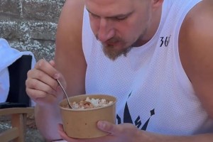 约基奇即将开启中国行 这身材真的是NBA第一人吗🤣🤣🤣