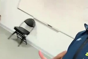 老外听得懂吗？李月汝在更衣室放张杰的《天下》拍视频
