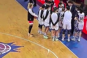 李梦明目张胆偷听战术！🤣对方主教练看到她后，忍不住笑了！