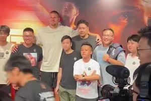 一位球迷身穿印有约基奇儿童照T恤，成功把约老师逗笑🤣