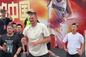 约基奇在活动现场与哥哥比拼投三分，还秀了一把金鸡独立三分🙊