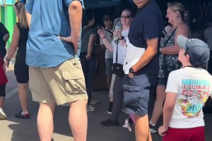 姚明带女儿在迪士尼游玩被偶遇，美国人都能认出他...
