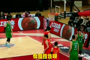 谁的错？郭艾伦突破上篮被对手大帽，怒斥队友：别挡我啊！