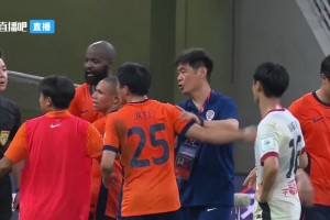 最后时刻没给角球！赛后海牛球员找主裁理论🤬