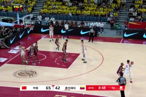 打得太轻松了！胡金秋篮下接胡明轩击地助攻上篮打进